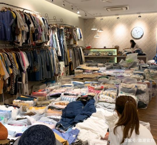 服裝批發(fā)市場(chǎng)的新服裝人 有生意有生活，照賺100萬(wàn)